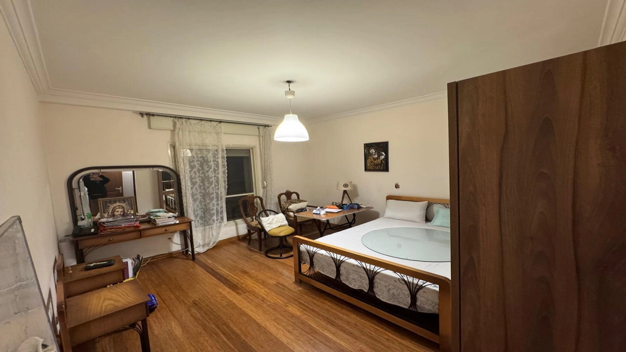 فيلا للايجار مفروشه مكونه من 3 ادوار ارضي واول وروف وريسبشن وحمامات ومطبخ والروف