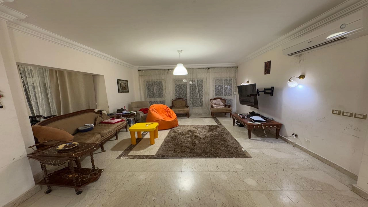 فيلا للايجار مفروشه مكونه من 3 ادوار ارضي واول وروف وريسبشن وحمامات ومطبخ والروف