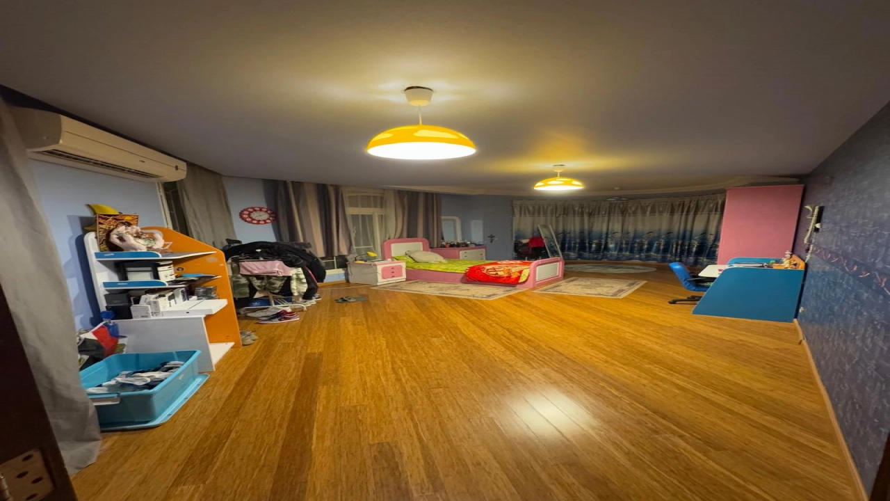 فيلا للايجار مفروشه مكونه من 3 ادوار ارضي واول وروف وريسبشن وحمامات ومطبخ والروف