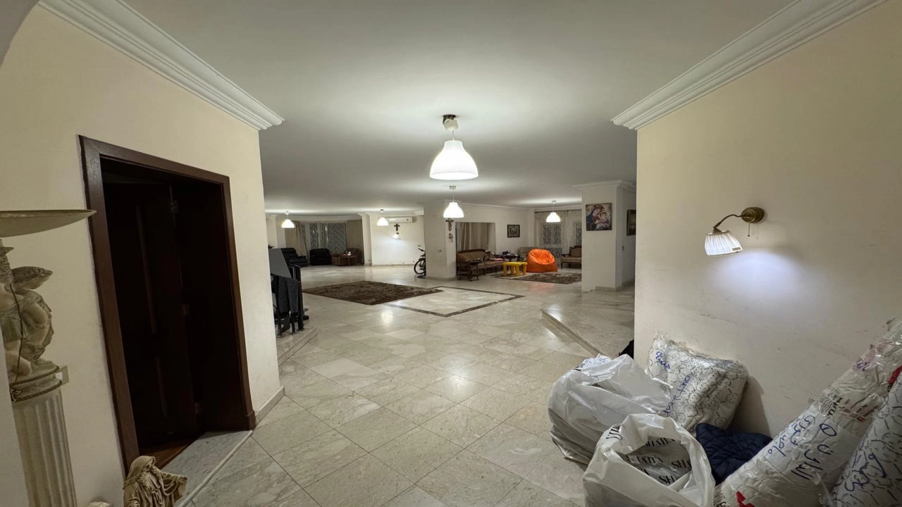 فيلا للايجار مفروشه مكونه من 3 ادوار ارضي واول وروف وريسبشن وحمامات ومطبخ والروف