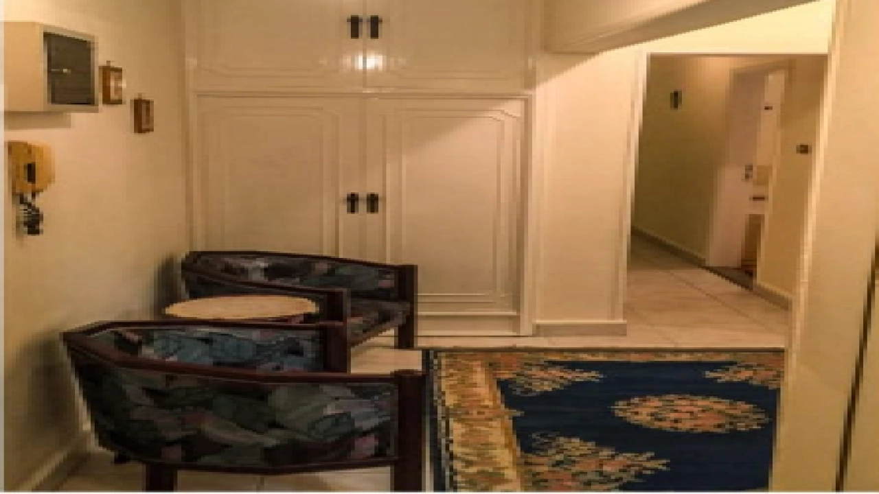 شقة مفروشة للايجار مكونة من 2 غرف نوم  و2 حمام وريسبشن  في مصر الجديدة  وقريبة من كل الخدمات