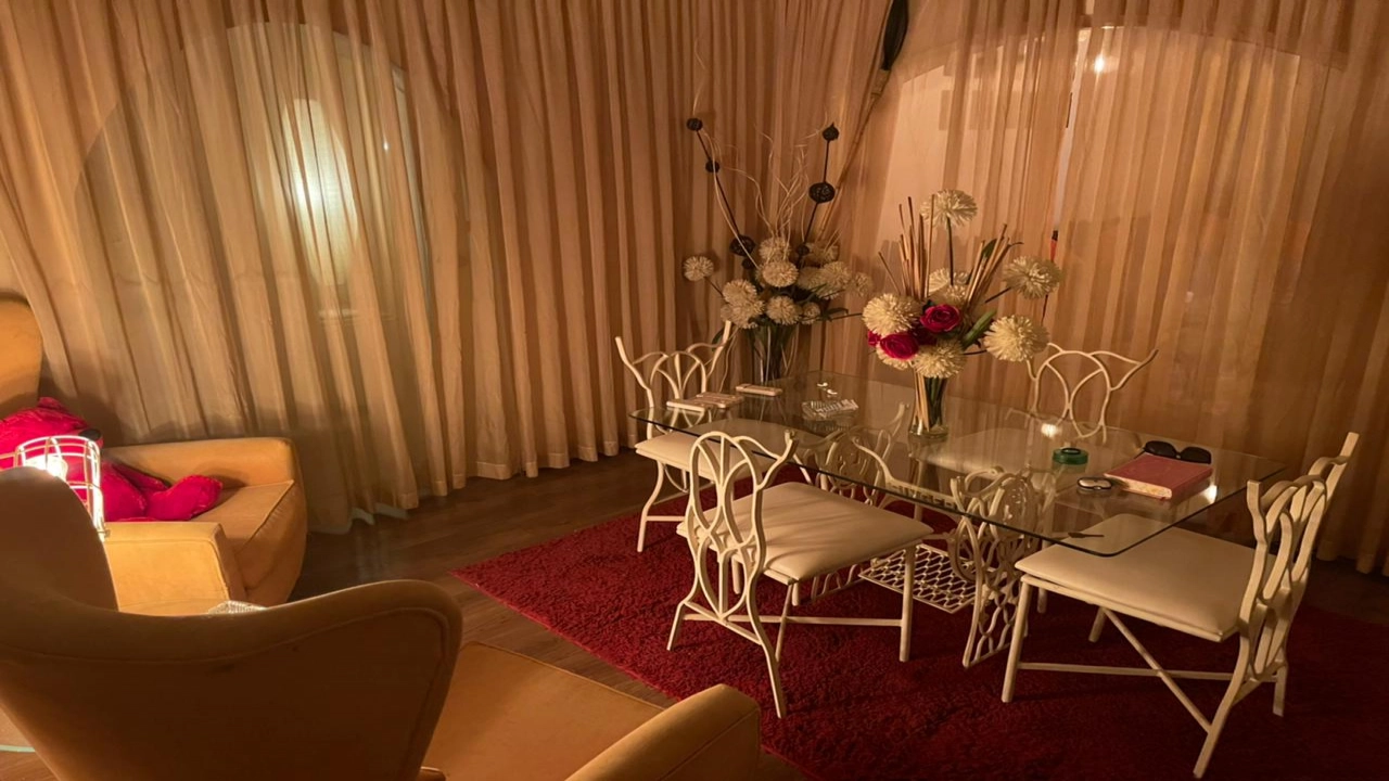 شقة مفروشة للايجار مكونة من 2 غرفة نوم وريسبشن وحمام قريبة من كل الخدمات في حي مميز بالزمالك