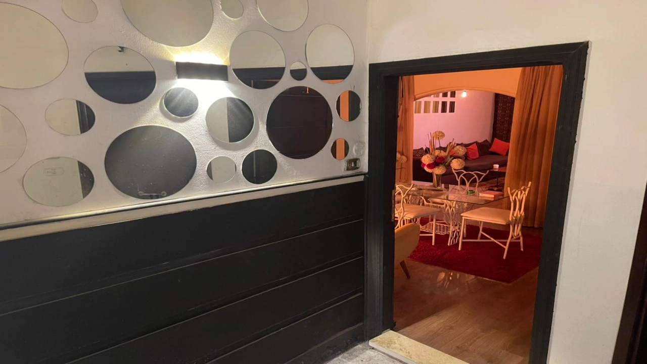 شقة مفروشة للايجار مكونة من 2 غرفة نوم وريسبشن وحمام قريبة من كل الخدمات في حي مميز بالزمالك