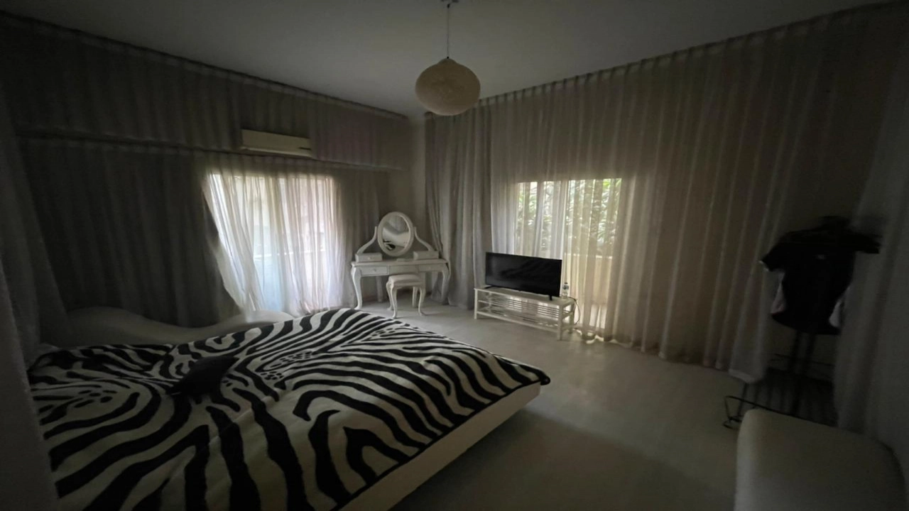 شقة مفروشة للايجار مكونة من 2 غرفة نوم وريسبشن وحمام قريبة من كل الخدمات في حي مميز بالزمالك