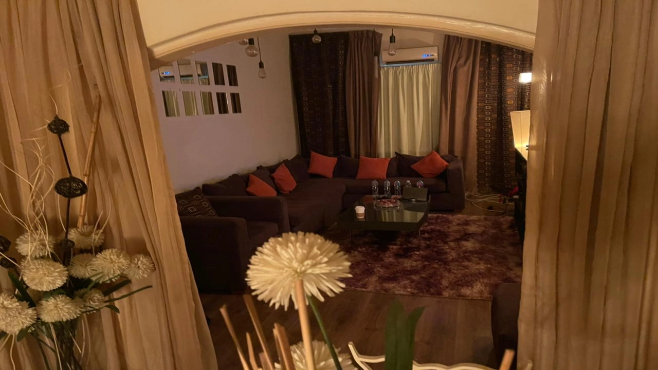 شقة مفروشة للايجار مكونة من 2 غرفة نوم وريسبشن وحمام قريبة من كل الخدمات في حي مميز بالزمالك