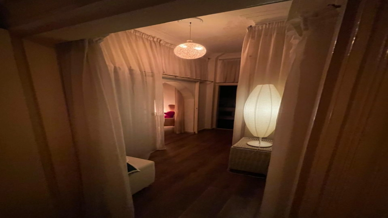 شقة مفروشة للايجار مكونة من 2 غرفة نوم وريسبشن وحمام قريبة من كل الخدمات في حي مميز بالزمالك