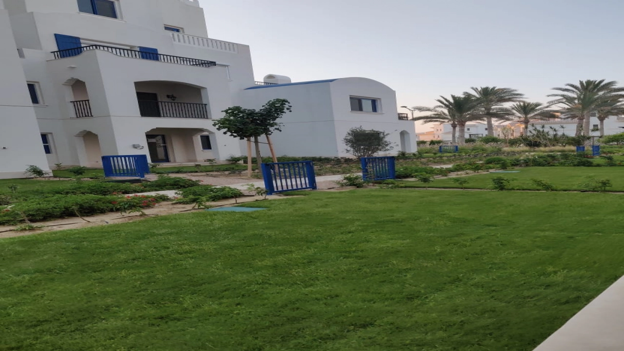 شاليه للايجار في مراسي جريك ارضي بجاردن 2 غرفه