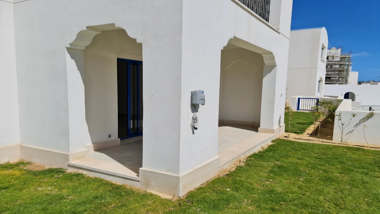 شاليه للايجار في مراسي جريك ارضي بجاردن 2 غرفه