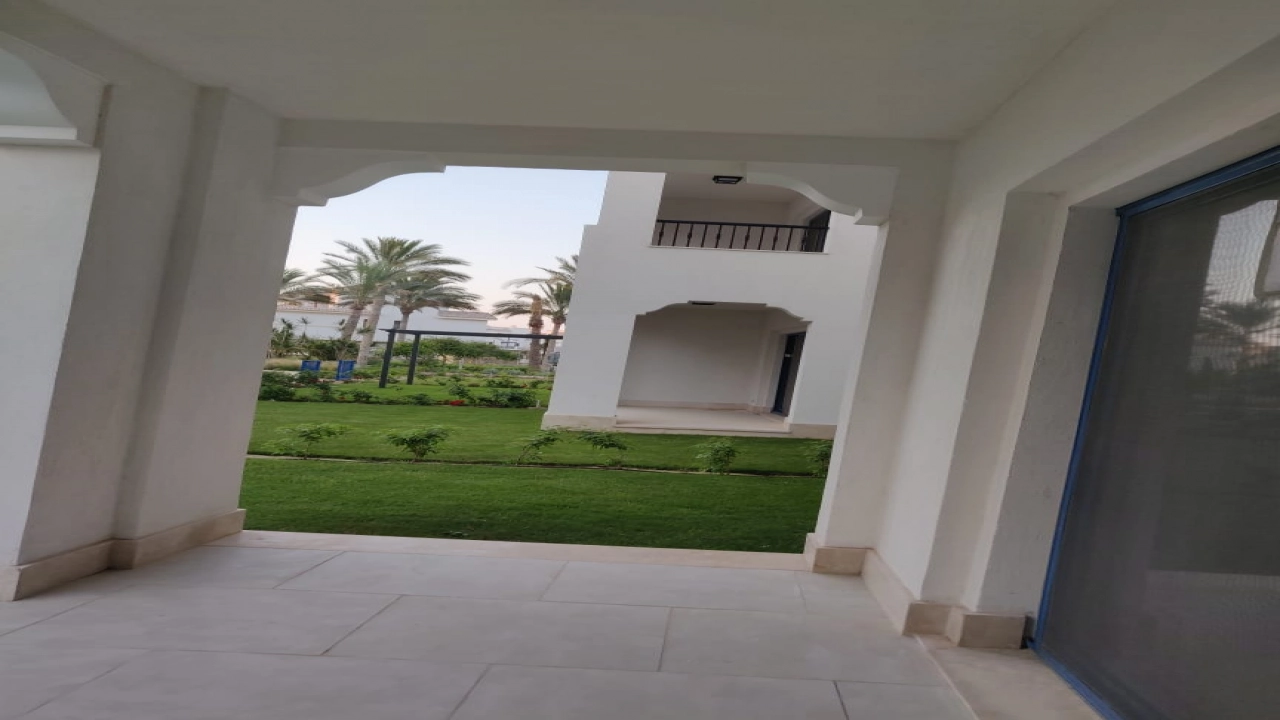 شاليه للايجار في مراسي جريك ارضي بجاردن 2 غرفه