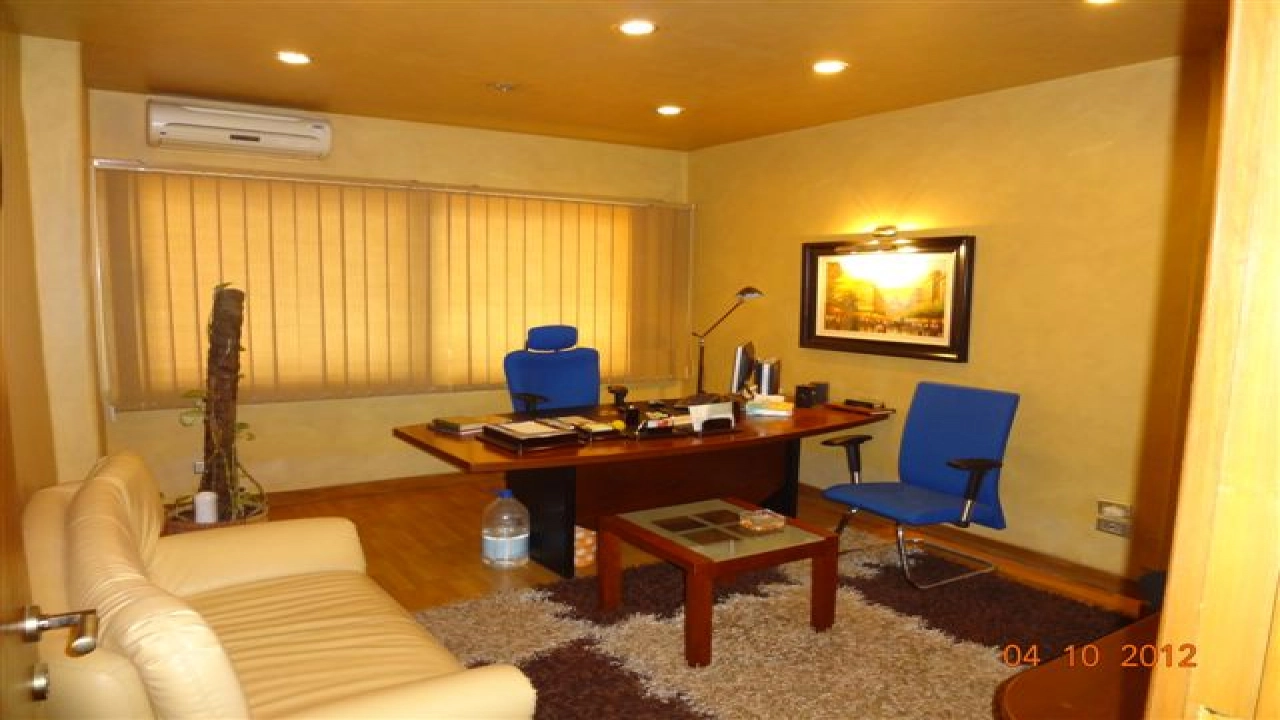 شقه للايجار ارضى تصلح مكتب بالزمالك