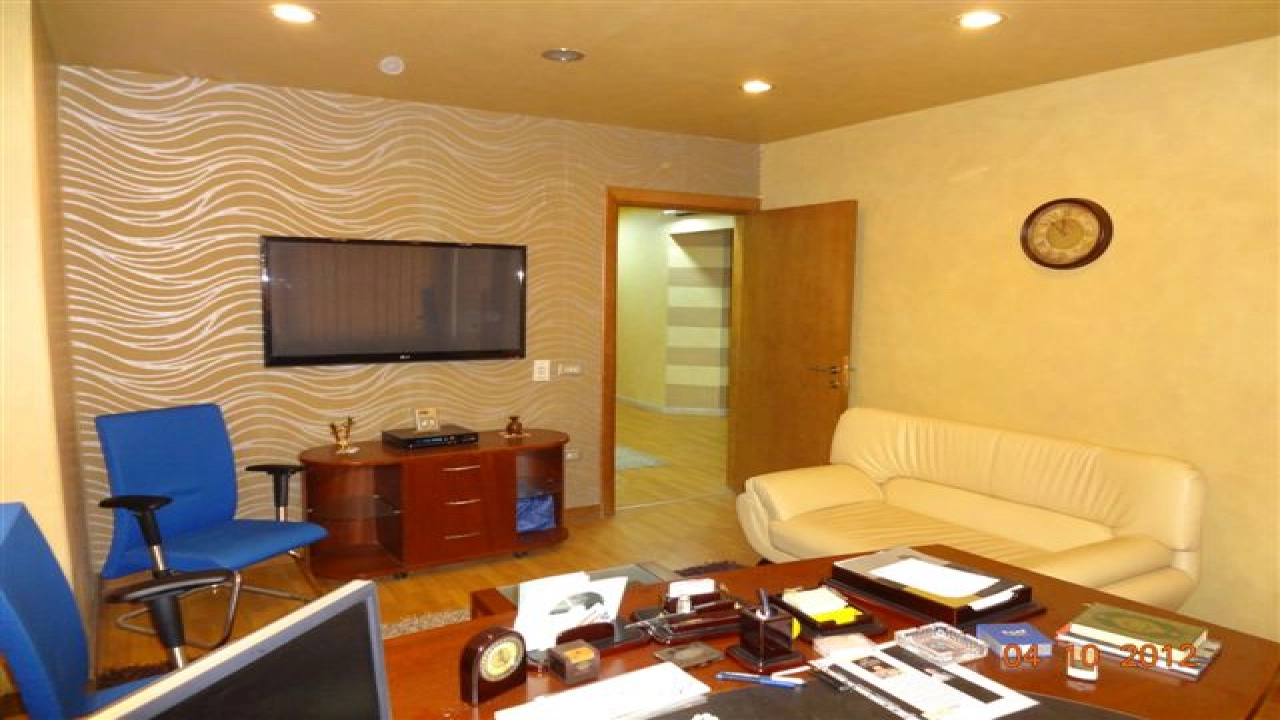 شقه للايجار ارضى تصلح مكتب بالزمالك