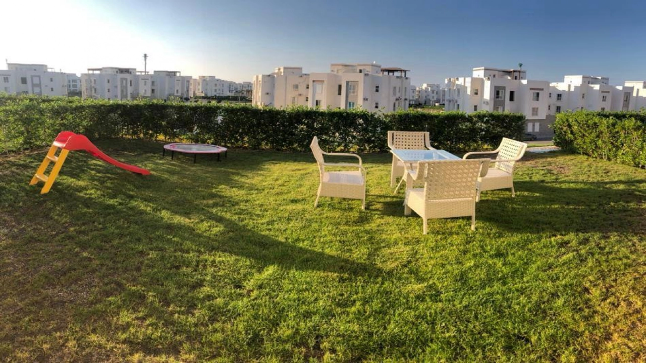 شالية للايجار3 نوم ارضي بحديقة في قرية امواج الساحل الشمالي