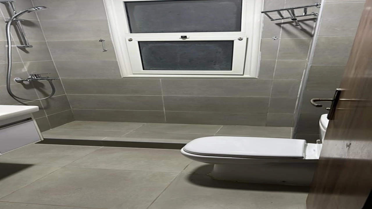 شالية للايجار3 نوم ارضي بحديقة في قرية امواج الساحل الشمالي