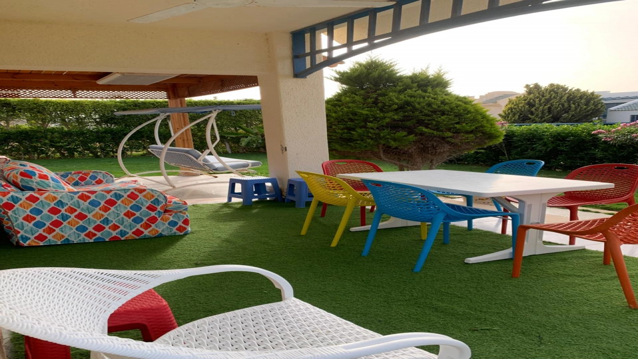 شاليه للايجار في قريه مينا4 3 غرف ارضي بجاردن