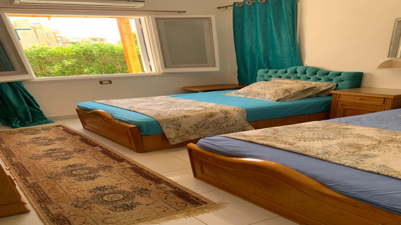 شاليه للايجار في قريه مينا4 3 غرف ارضي بجاردن