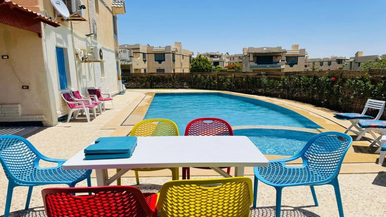 شاليه للايجار في قريه مينا4 3 غرف ارضي بجاردن