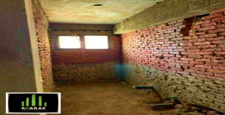 للبيع شقه ١٧٢ م دور ثاني ب اسانسير بكمبوند حي الاشجار نصف تشطيب