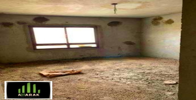 للبيع شقه ١٧٢ م دور ثاني ب اسانسير بكمبوند حي الاشجار نصف تشطيب