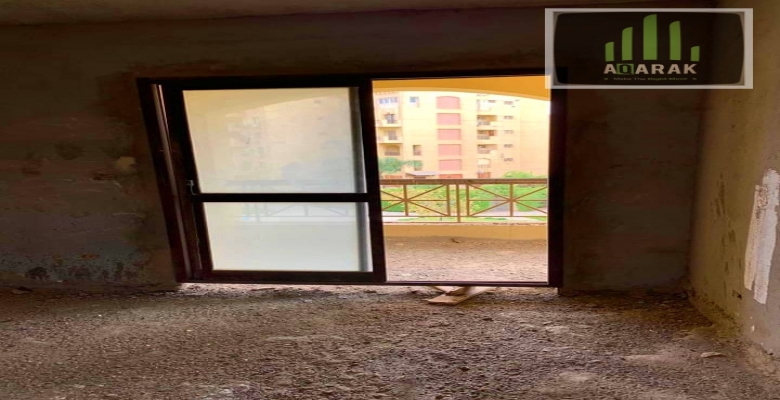 للبيع شقه ١٧٢ م دور ثاني ب اسانسير بكمبوند حي الاشجار نصف تشطيب