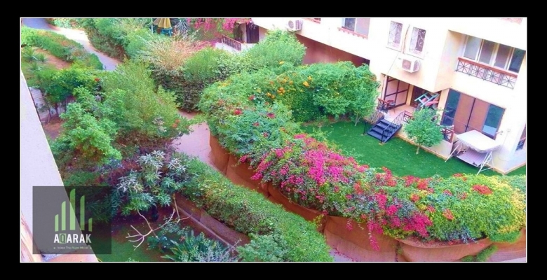 شقة 127 م فى كمبوند حى الاشجار تطل بالكامل على حدائق بفيو رائع غير مجروحة تماما - يوجد حراسه بالحى 24 ساعه على البوابات .. وداخل الحى يوجد ايضا شركه نظافه وصيانه خاصه بالحى يوجد باركينج للسيارات ويوجد نادى رائع امام السنتر ســايبر . جيم .. وكافى شوب داخل 