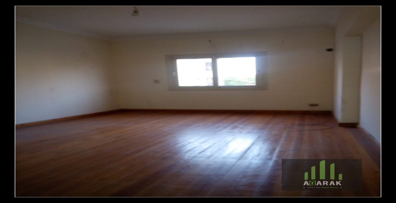 شقة 127 م فى كمبوند حى الاشجار تطل بالكامل على حدائق بفيو رائع غير مجروحة تماما - يوجد حراسه بالحى 24 ساعه على البوابات .. وداخل الحى يوجد ايضا شركه نظافه وصيانه خاصه بالحى يوجد باركينج للسيارات ويوجد نادى رائع امام السنتر ســايبر . جيم .. وكافى شوب داخل 