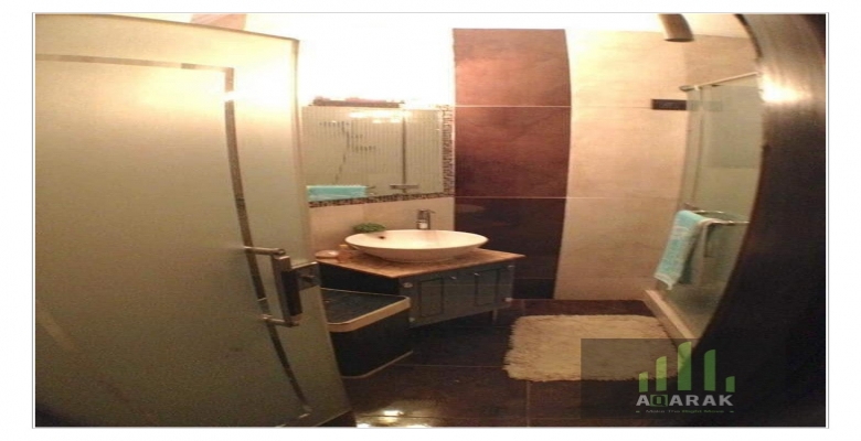 للبيع في كمبوند حي الأشجار شقة 209 متر دور ثاني 3 غرف نوم + 3 حمام + ريسبشن 4 قطع + مطبخ كبير + غرفة خزين تشطيب سوبر لوكس إستلام فوري من المالك . كمبوند حي الأشجار أمام دريم بارك ودريم لاند وقريب جدا من جامعة زويل ومدينة الإنتاج الإعلامي ومول مصر وقريب من