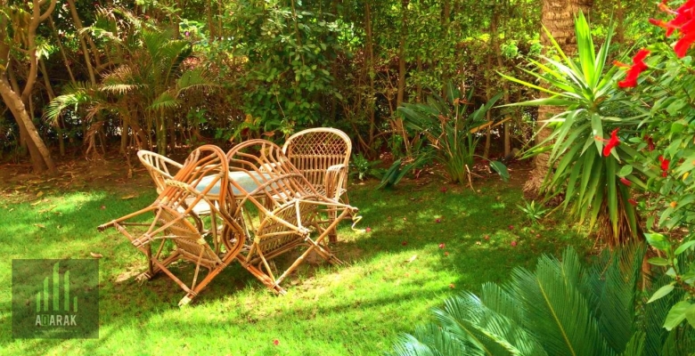 دوبلكس حي الاشجار ٢٧٠م حديقة ١٠٠م  افضل تشطيب سوبر سوبر لوكس.  كماليات: ٣ حمام (ضيوف، ماستر، علوي مشترك). ٣ غرف (معيشة، ماستر، عادي) غرفتين النوم مطلين على الحديقة. ٢ بلكونة في الماستر (١ نشر، ١ عالحديقة) يوجد Dressing Room بالماستر. ٢ جاكوزي بالحمامات ال