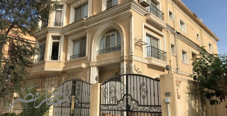 فيلا ثلاثة ادوار للبيع بالسادس من اكتوبر بسعر مغرى جدا