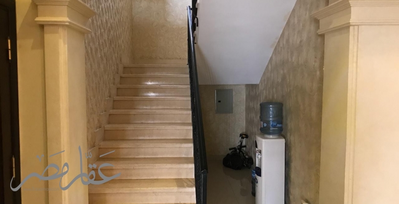 فيلا ثلاثة ادوار للبيع بالسادس من اكتوبر بسعر مغرى جدا