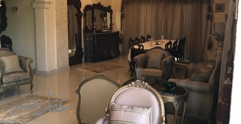 فيلا ثلاثة ادوار للبيع بالسادس من اكتوبر بسعر مغرى جدا