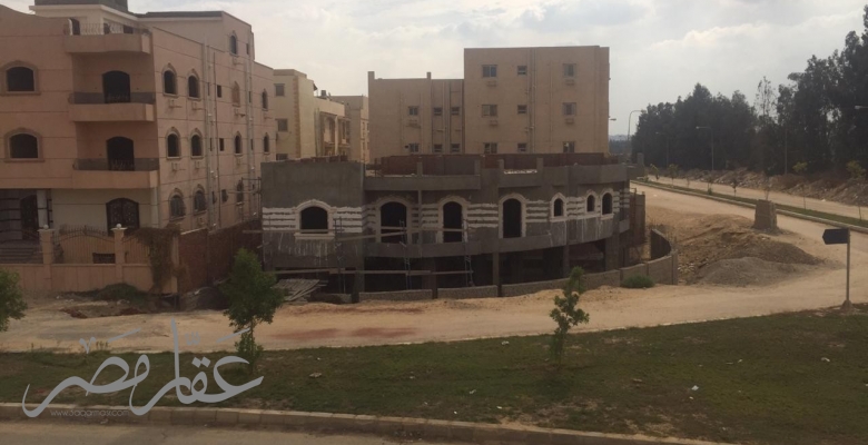 فيلا  وثلاثة طوابق للبيع بمدينة العبور تصلح سكنى او ادارى