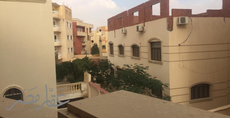 فيلا  وثلاثة طوابق للبيع بمدينة العبور تصلح سكنى او ادارى