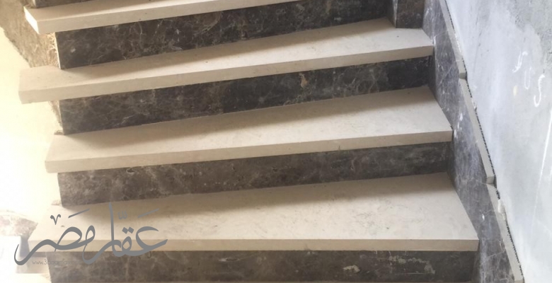 فيلا  وثلاثة طوابق للبيع بمدينة العبور تصلح سكنى او ادارى