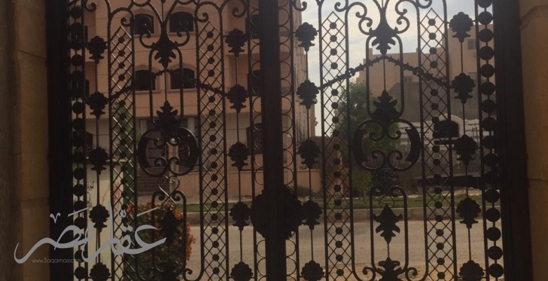 فيلا  وثلاثة طوابق للبيع بمدينة العبور تصلح سكنى او ادارى