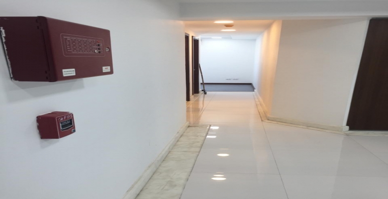 مكتب ادارى  يصلح لكبرى الشركات بموقع متميز بالمهندسين تشطيب الترا سوبر لوكس  