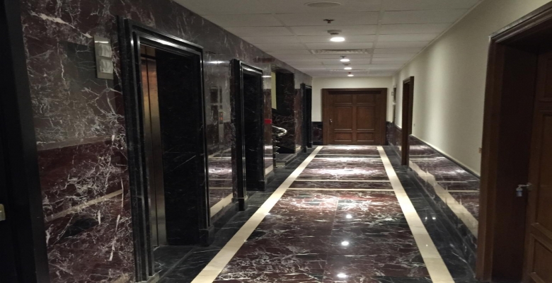 مكتب ادارى  يصلح لكبرى الشركات بموقع متميز بالمهندسين تشطيب الترا سوبر لوكس  