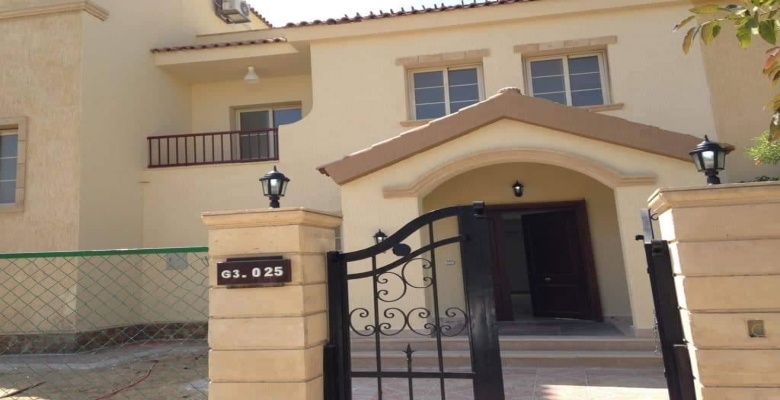 فيلا بفيو حديقة امامية وخلفية للبيع بمدينتى بسعر مغرى 