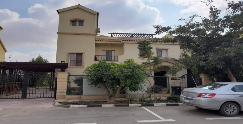 فيلا بفيو حديقة امامية وخلفية للبيع بمدينتى بسعر مغرى 