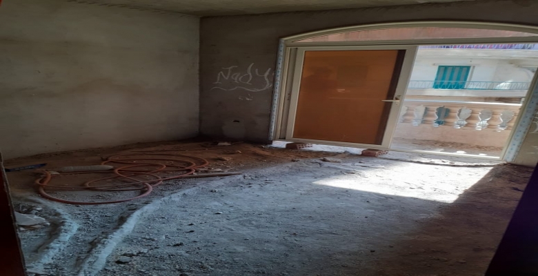 شقة للبيع بالعجوزة نصف تشطيب