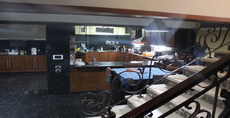 للبيع فيلا مستقله  بموقع مميز لا مثيل له أحلي فيو علي البحيره ولاند سكيب بالتجمع الخامس