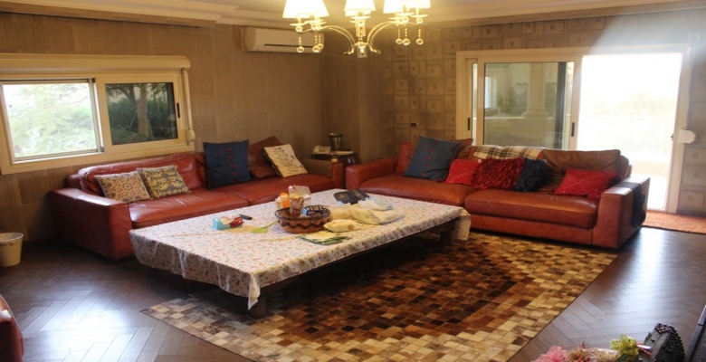 للبيع فيلا مستقله  بموقع مميز لا مثيل له أحلي فيو علي البحيره ولاند سكيب بالتجمع الخامس