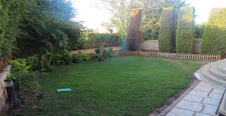 للبيع فيلا مستقله  بموقع مميز لا مثيل له أحلي فيو علي البحيره ولاند سكيب بالتجمع الخامس