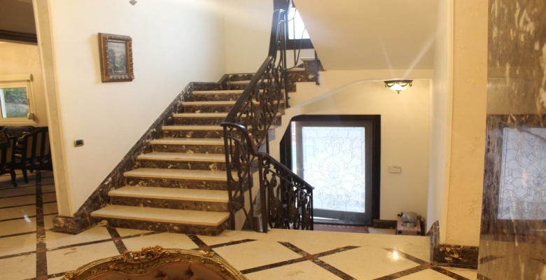 للبيع فيلا مستقله  بموقع مميز لا مثيل له أحلي فيو علي البحيره ولاند سكيب بالتجمع الخامس