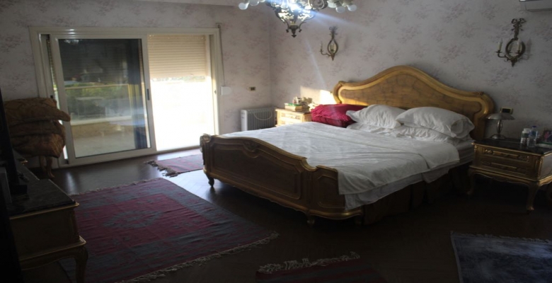 للبيع فيلا مستقله  بموقع مميز لا مثيل له أحلي فيو علي البحيره ولاند سكيب بالتجمع الخامس