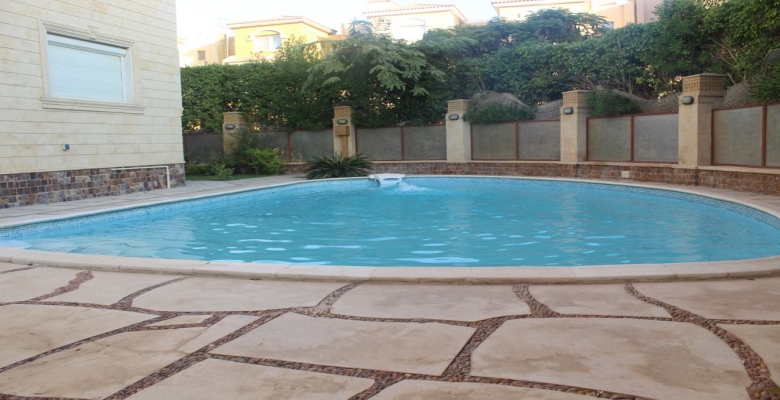 للبيع فيلا مستقله  بموقع مميز لا مثيل له أحلي فيو علي البحيره ولاند سكيب بالتجمع الخامس