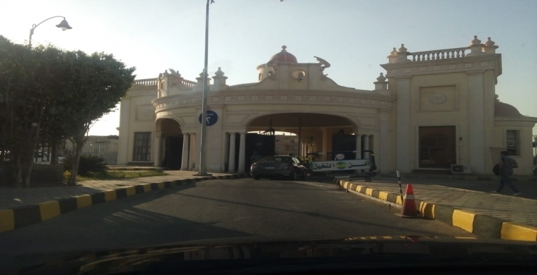 شقة 240 متر للبيع بكمبوند النخيل على شارع رئيسى واجهة بحرى