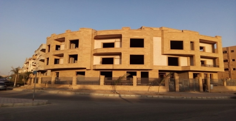 شقة 240 متر للبيع بكمبوند النخيل على شارع رئيسى واجهة بحرى