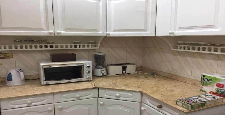 شقة  مفروشة للايجار بالزمالك مكونة من غرفتين نوم  +1 حمام  وريسبشن كبير ومطبخ