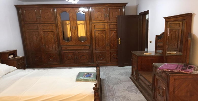 شقة  مفروشة للايجار بالزمالك مكونة من غرفتين نوم  +1 حمام  وريسبشن كبير ومطبخ