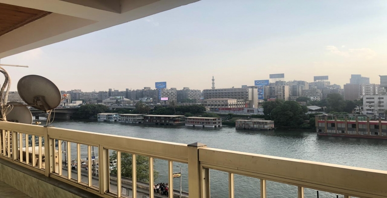 شقة للايجار مفروشة فرش حديث اطلالة علي النيل من كل الجوانب  تشطيب الترا سوبر لوكس في برج  ام كلثوم  .ابو الفدا الزمالك